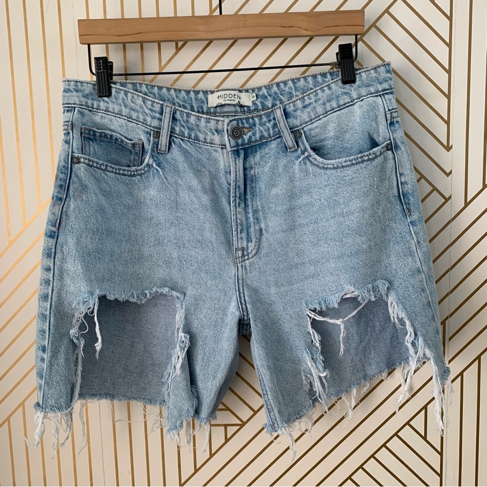 Buckle Hidden Sofie Mom denim jean Short raw hem
Distressed high rise 26